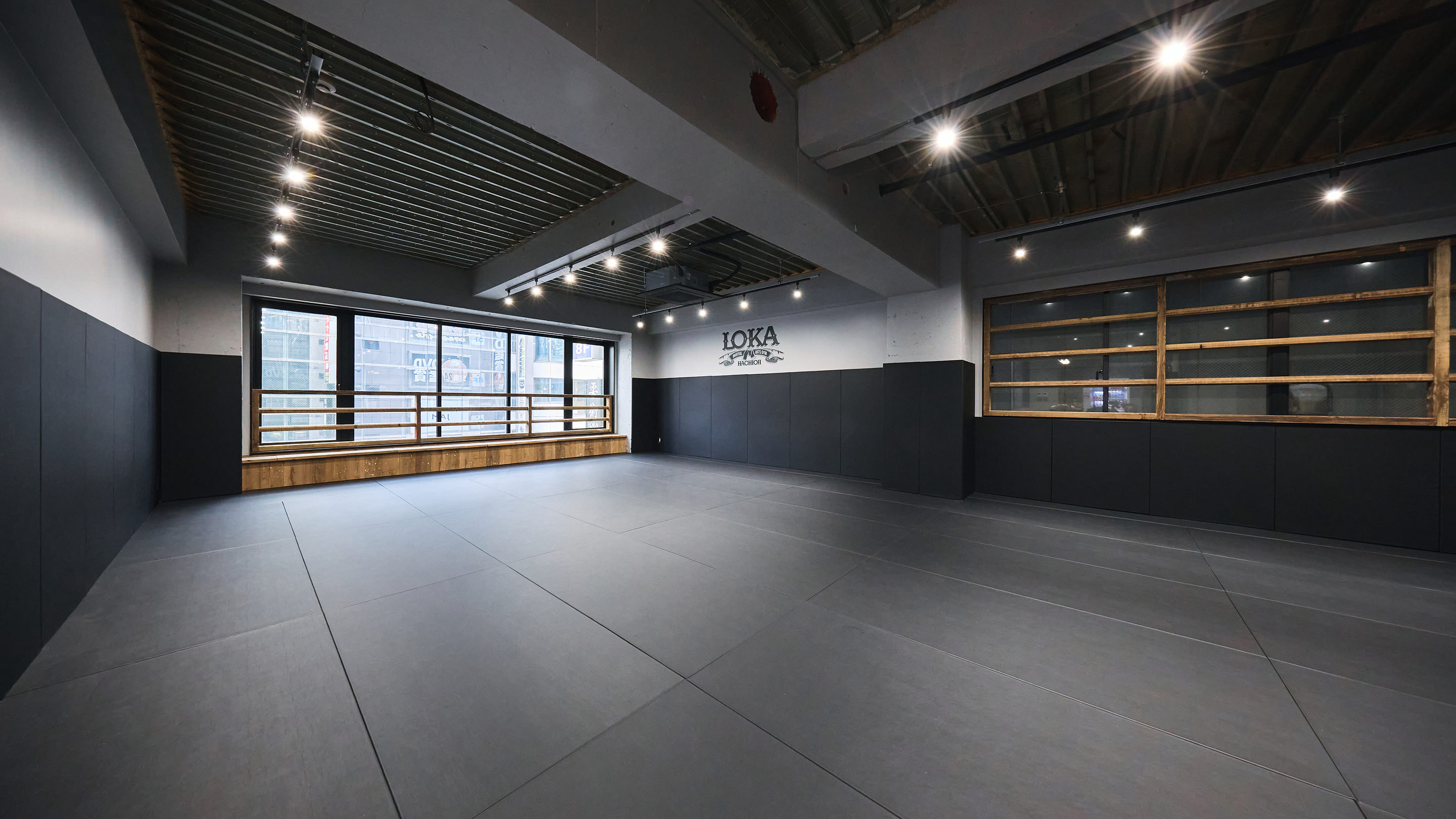 八王子最大級のマットスペースで練習するキックボクシング