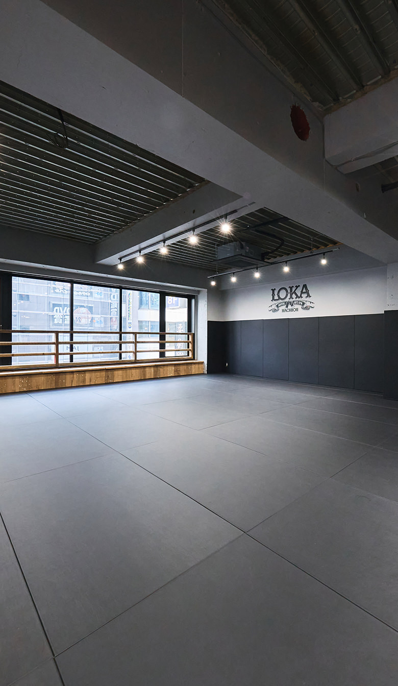 八王子最大級のマットスペースで練習するキックボクシング